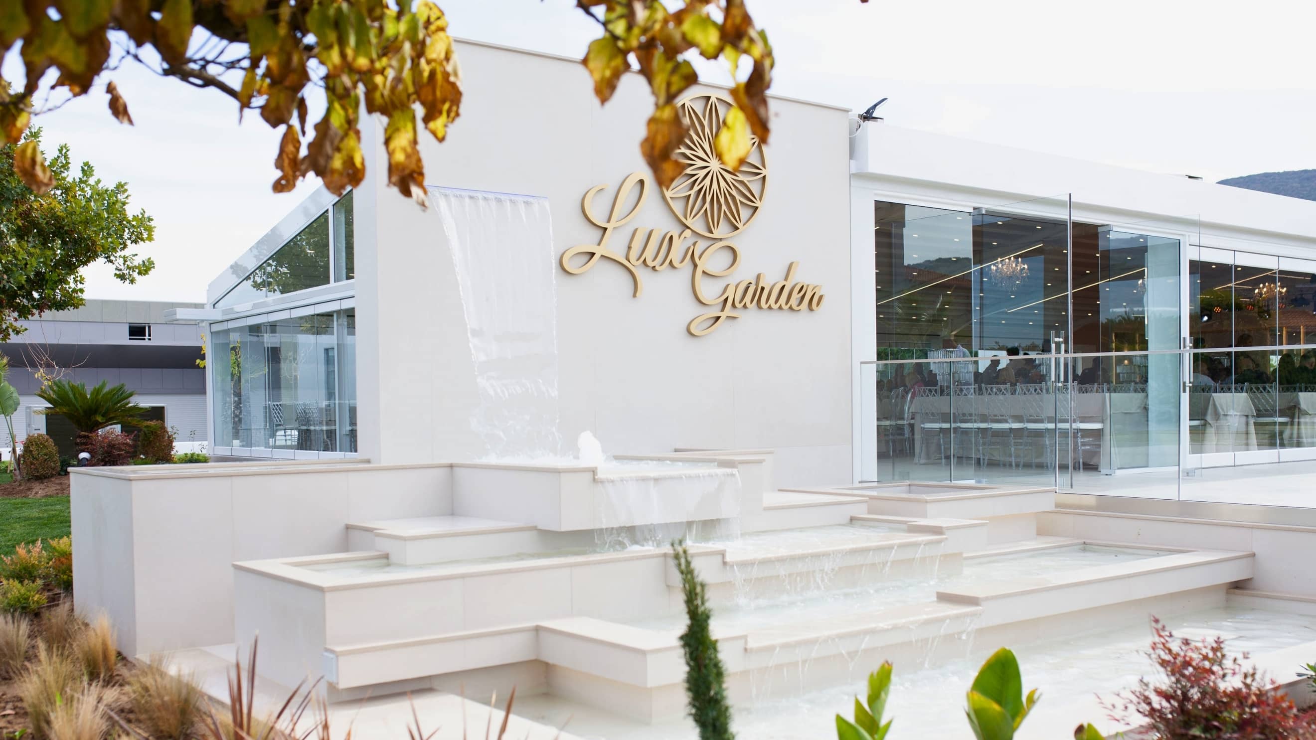 Εξωτερικός κήπος Lux Garden με φωτισμό βράδυ