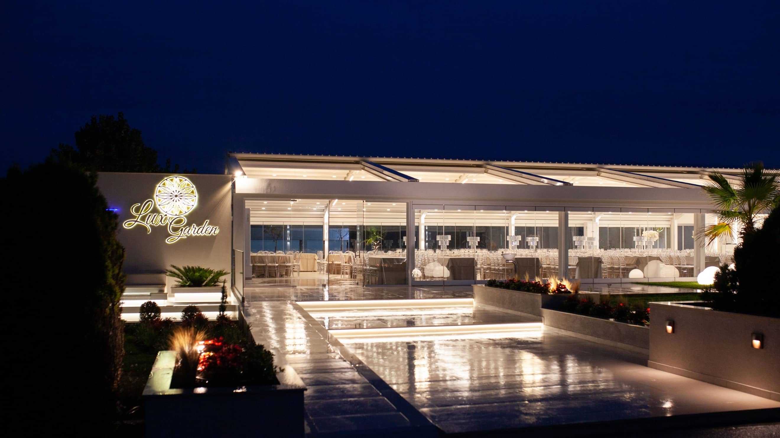 Βραδινή ατμόσφαιρα στο κτήμα Lux Garden Λαγκαδάς