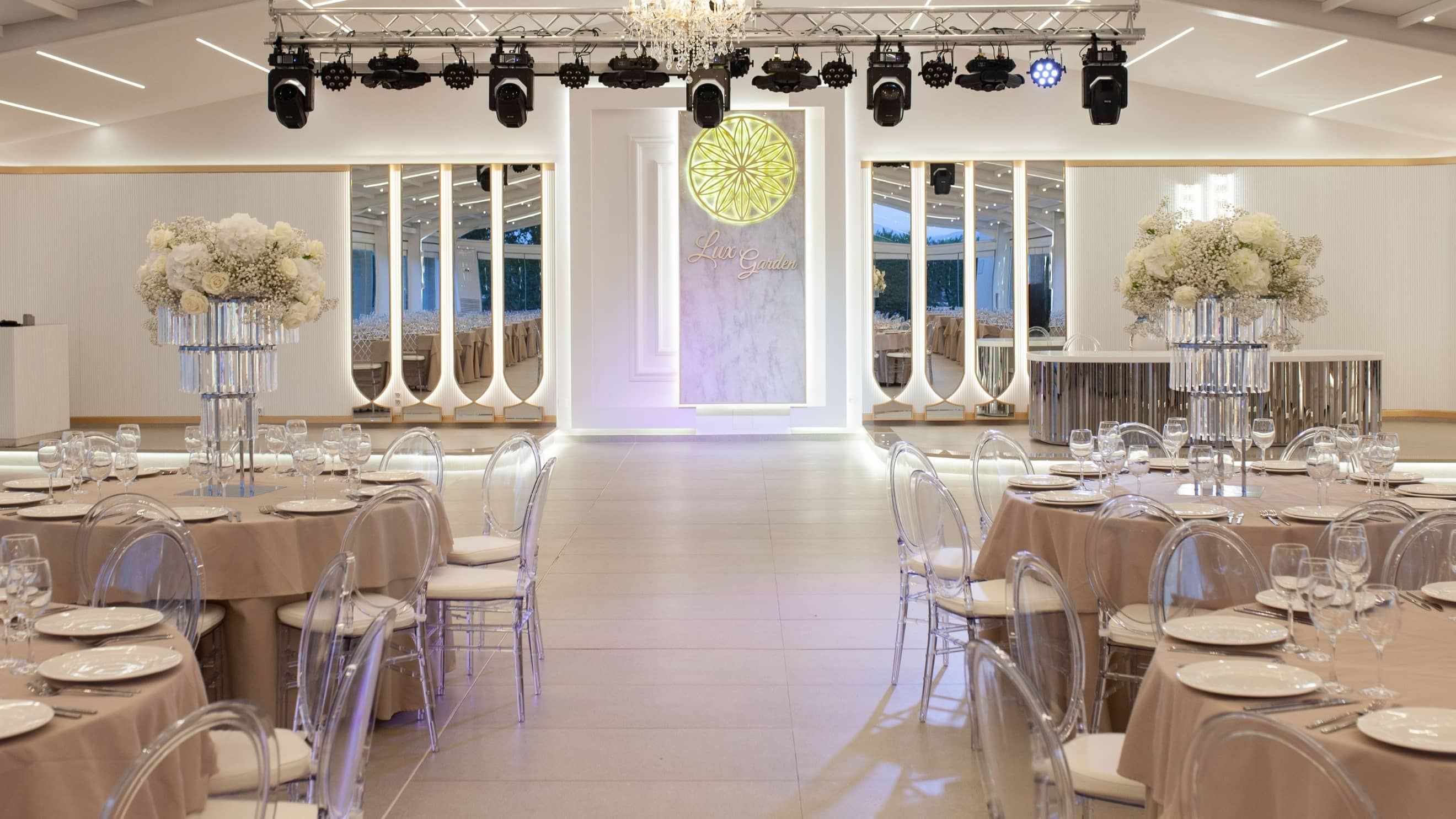 Τραπέζια δεξίωσης γάμου στο Lux Garden